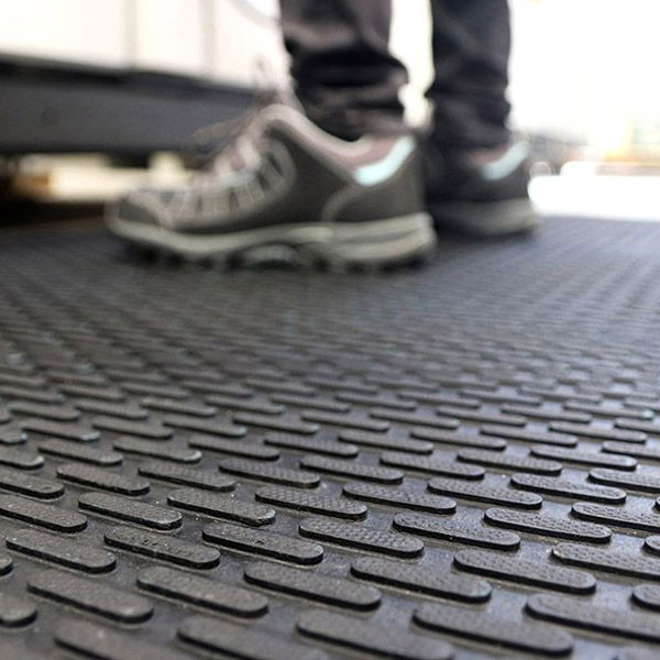 Flexible Rubber Workshop Mats Slip-Resistant, Cushioned for Fatigue Relief and Floor Protection